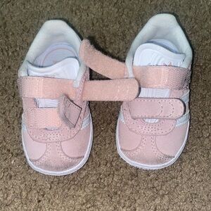 Adidas pink size 4c
